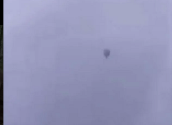 男子在熱氣球上飛到俄羅斯
