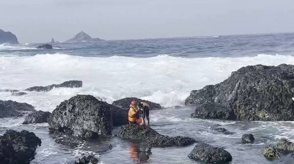 綠島傳落海！2女赴柚子湖「觀浪遭襲捲」　海巡下水搶救也受傷