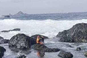 綠島傳落海！2女赴柚子湖「觀浪遭襲捲」　海巡下水搶救也受傷