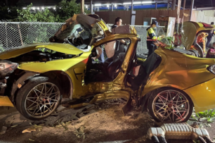 試駕「黃蜂金」BMW失控撞路樹　車體全毀！駕駛＋車行老闆慘死