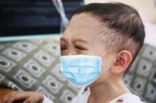 5歲男童抗癌2年！癌細胞轉移「頭部變形」照鏡子被自己嚇哭