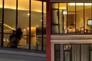 「朗曼酒店」好浪漫！情侶透明窗上演動作片　50人圍觀吹口哨全錄下