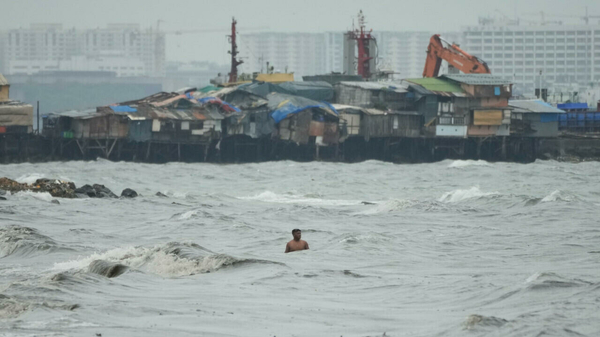  超級強颱諾盧登陸菲律賓！5救難人員喪命「水淹及腰」恐怖畫面曝