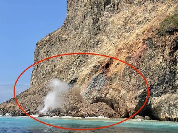 龜山島的「頭頭」崩了！硫磺味四溢　賞鯨遊客全看呆