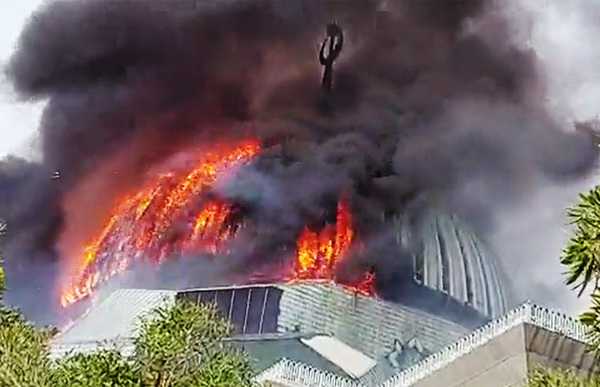 印尼雅加達清真寺恐怖大火！華麗圓頂遭火舌吞噬「整棟垮下」