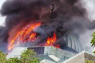 印尼雅加達清真寺恐怖大火！華麗圓頂遭火舌吞噬「整棟垮下」