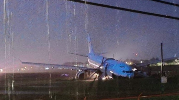 暴雨降落3次！大韓航空載173人「衝出跑道」　飛機撞爛現場畫面曝
