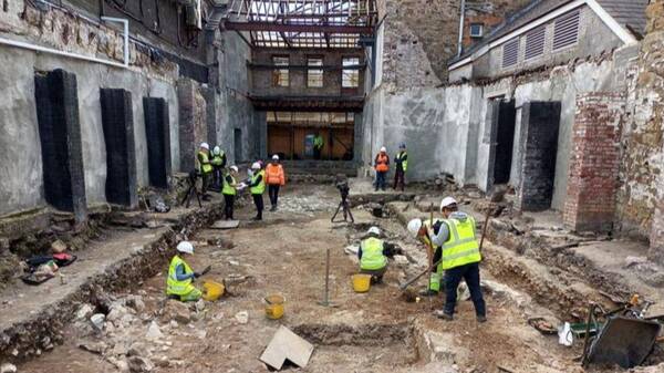 英國廢棄百貨改建成酒吧！工人開挖「驚見300具人骨」
