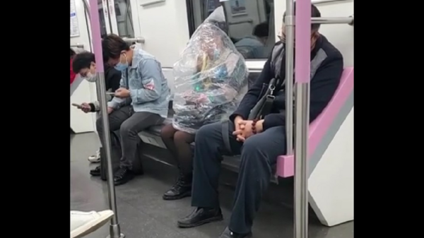 搭地鐵上身詭套塑膠袋！乘客嚇壞一看　她竟在裡面「吃香蕉」