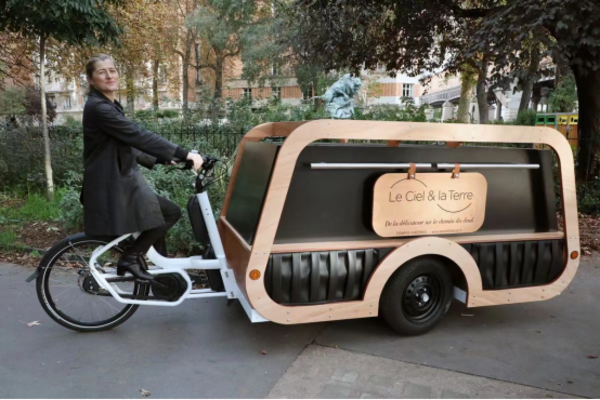 環保靈車？法國用「腳踏車載棺材」上街　畫面曝光全讚爆
