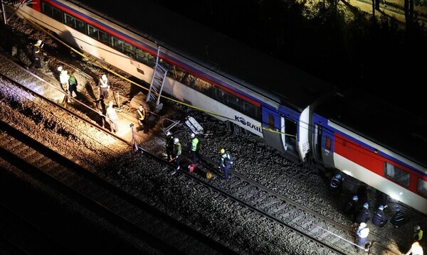 行駛中突「劇烈搖晃」冒濃煙！首爾火車出軌已釀34傷