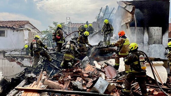 現場恐怖畫面曝！哥倫比亞小飛機「突衝撞民宅」　機上8人全死亡