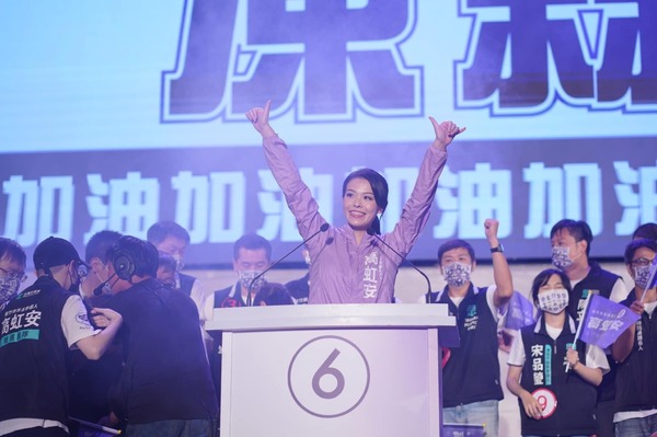 2022九合一選舉／民眾黨創奇蹟！高虹安成為「新竹首位女市長」　挺住危機當選