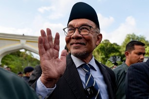 終於打破僵局！馬來西亞新首相出爐　「安華」宣誓就任