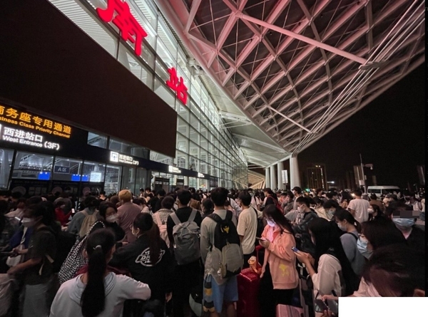 上海全面封控！廣州學生爆「大逃亡」　連夜擠爆國道、街頭露宿