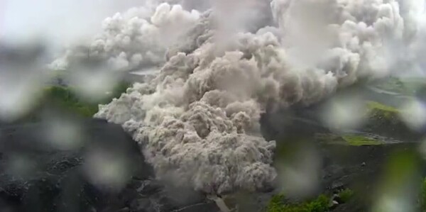 印尼賽梅魯火山爆發「恐爆海嘯」！當局急疏散2000人避難