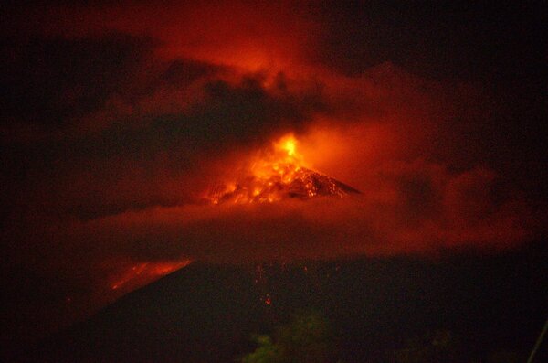 瓜地馬拉火山爆發「曾奪百條人命」！火山灰吹飛35公里　機場急關閉