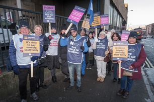 106年來首次「大罷工」！英國10萬護理師上街頭抗議低薪＋過勞
