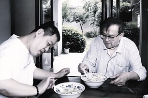4兒女送走了3個！已故中國名導演謝晉「智能障礙獨子」染疫病逝