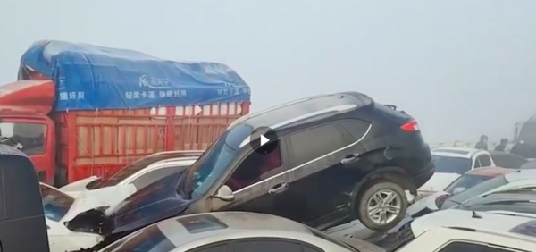 車疊車！霧太大「200多台車撞成一團」卡橋上　中國爆連環恐怖車禍