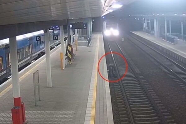 捷克一外籍男子香菸掉下軌道硬要撿遭火車撞飛
