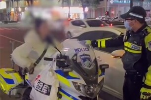 霸佔警車不下來！正妹向警嬌喊「我喜歡你」仍遭逮　網看影片直搖頭