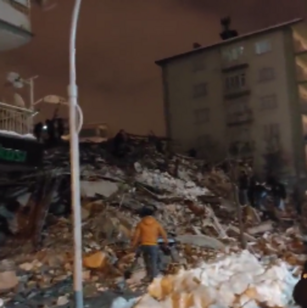 土耳其連2強震！購物中心「夷為平地」200棟大樓倒塌　估上千人慘死