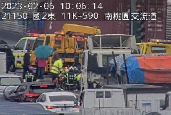 國二6車追撞！水泥預拌車翻覆「小客車被壓扁」　1人OHCA送醫