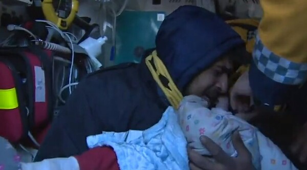 孕媽受困56小時堅持哺乳「母女都獲救」！丈夫重逢妻女秒淚崩
