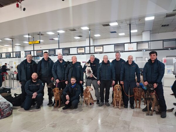 斯洛維尼亞搜救團隊和搜救犬們