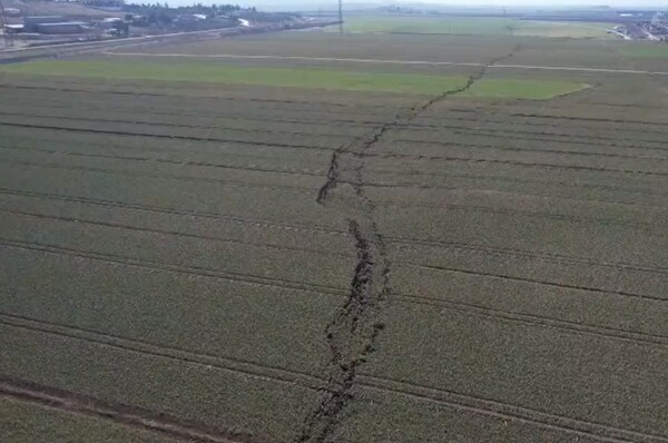 土耳其在強震後卡赫拉曼馬拉什省出現巨大裂縫
