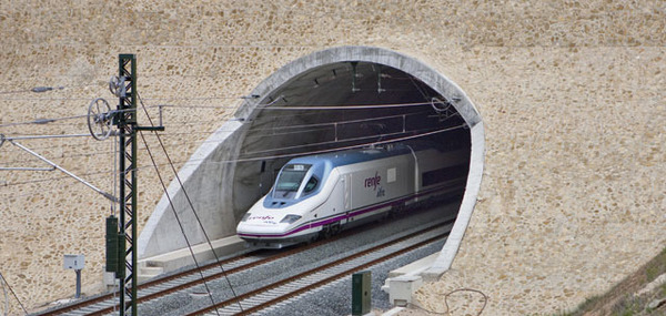 出大包了！西班牙花3億重金打造31台火車　車身太胖進不了隧道