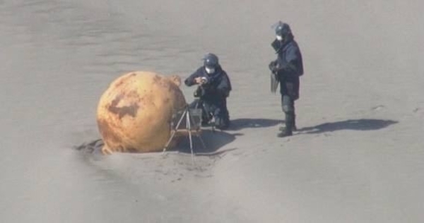 靜岡海灘出現「詭異巨大鐵球」！警方急封鎖調查　居民嚇壞喊：外星生物