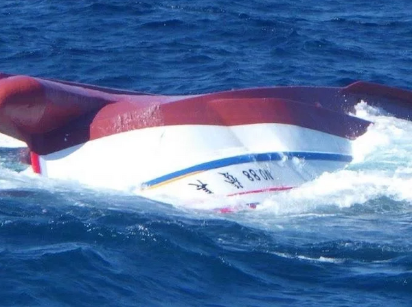 台灣籍漁船在「釣魚台海域」翻覆！台籍船長、6移工失蹤　畫面曝光