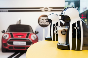 創意聯名 雀巢膠囊咖啡機與MINI跨界 