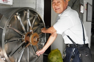 風雨無阻hold住病房設備　秀傳阿公獲頒全國模範勞工