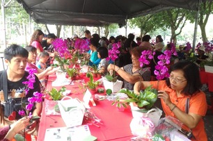 獻花表達對母親的愛　農業局推廣花卉產業花藝教學
