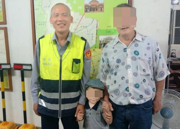 3歲童看熱鬧走失　北港警動員助尋親