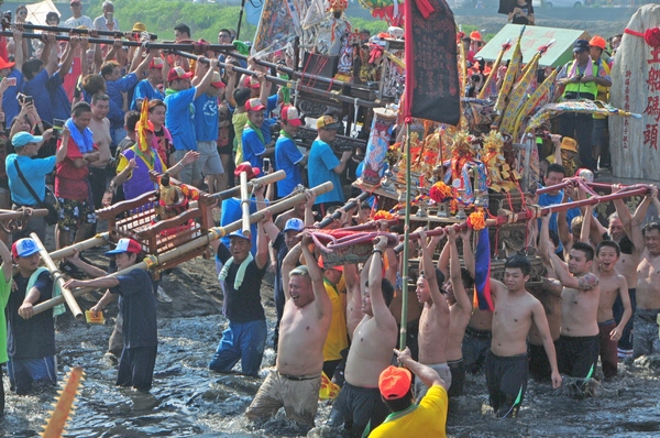 布袋舉行衝水路迎客王祭典　吸引上萬信眾共襄盛舉