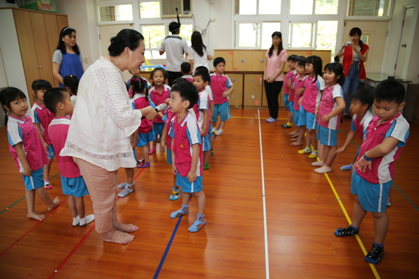 縣長偕國小學童邊玩邊學　嘉縣腸病毒防治寓教於樂