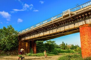 整修塗滿紅漆、鐵軌遭移除　潮州百年舊鐵橋就這樣毀了！