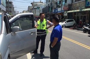 夫妻檔血拚到忘了車子停哪　朴子警細心助找回