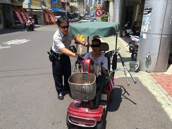 迷途老翁於烈日下失措佇立　熱心員警協助返家