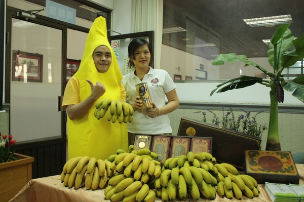 集集山蕉赴日參展圓滿成功　鎮長扮香蕉人與媒體分享心得