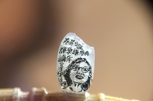 刻畫最袖珍的小英肖像　「米雕達人」陳逢顯獻奇藝