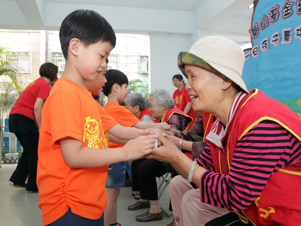 華山基金會舉辦「一日孫子慶端午」　邀長者與幼童齊包粽