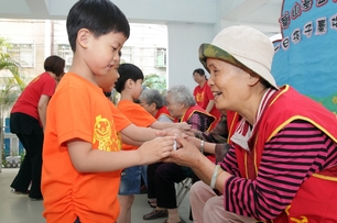 華山基金會舉辦「一日孫子慶端午」　邀長者與幼童齊包粽