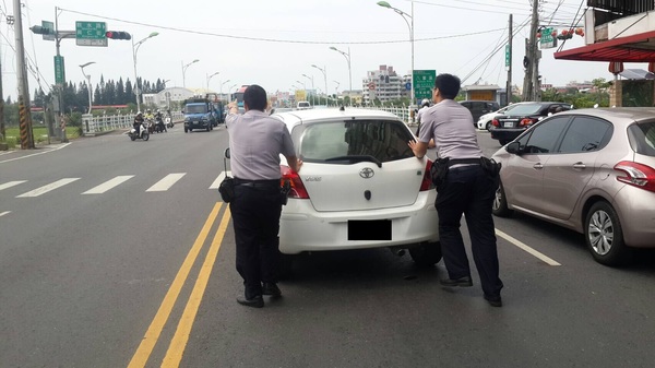 民眾汽車拋錨路中央　熱心警協助推車至路邊