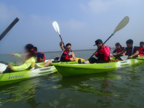 體驗北門沿海在地特色　高中生獨木舟勇闖北門潟湖