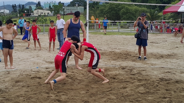 小小選手全力以赴　北市青年盃沙灘角力賽開打